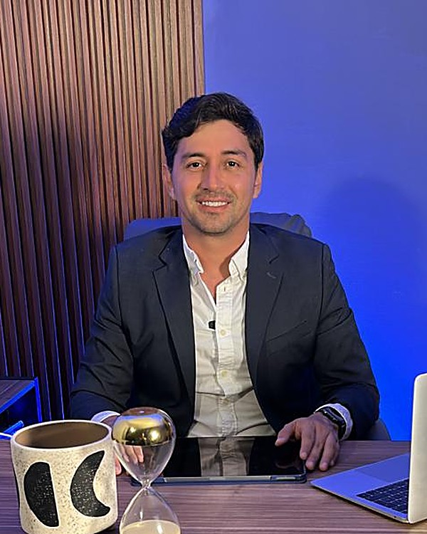 Carlos Dennis — Conferencista Cumbre 2026